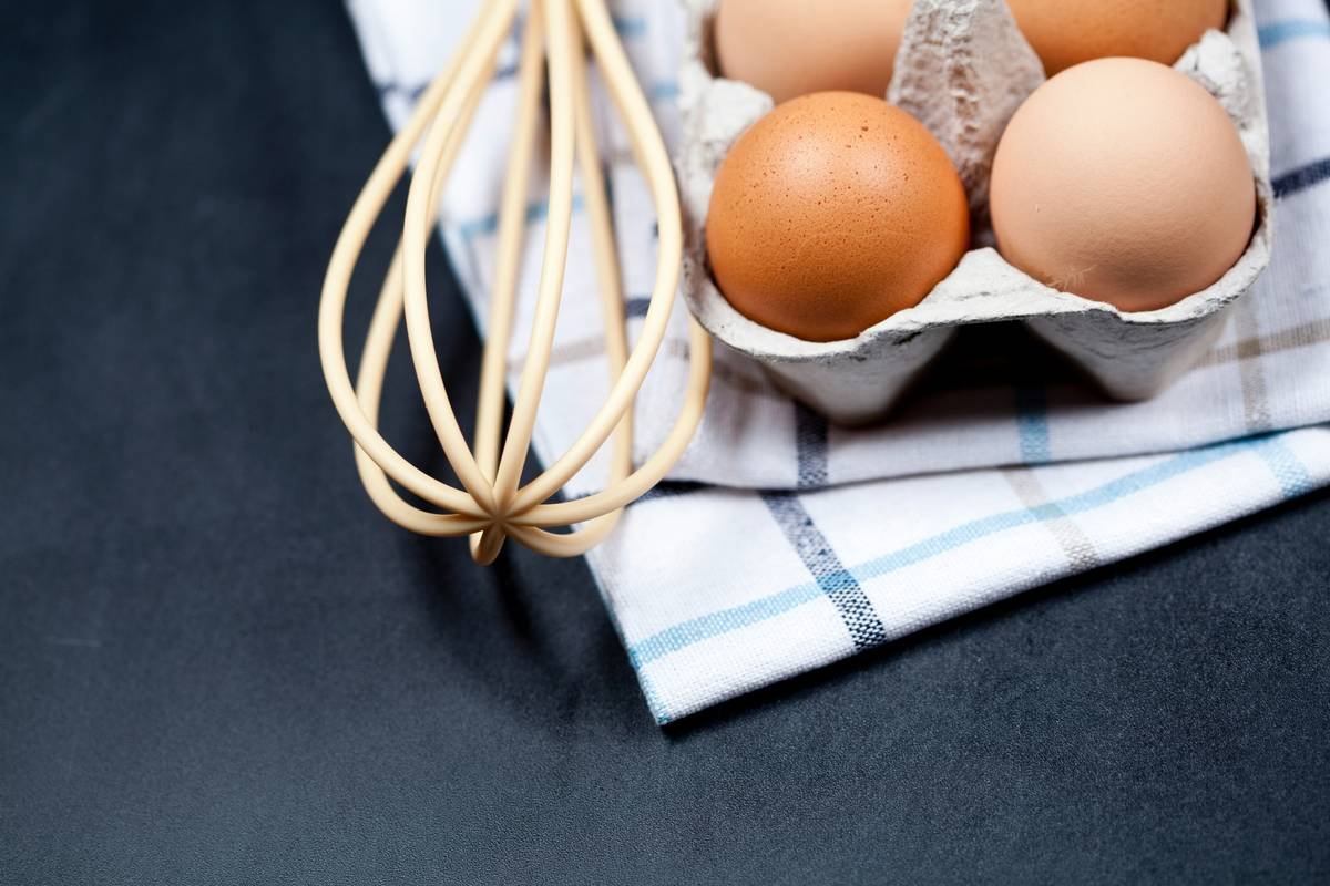 Comparison chart: traditional stainless steel egg poacher vs. 'creative whisk' hybrid showing failure rates, ease of cleaning, and consistency