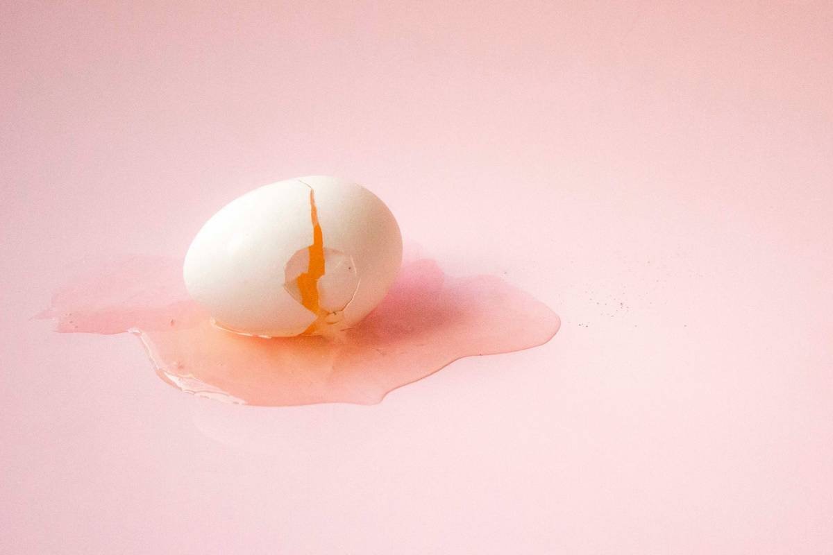 Comparison of peeled eggs using hard boiled egg tool vs traditional method
