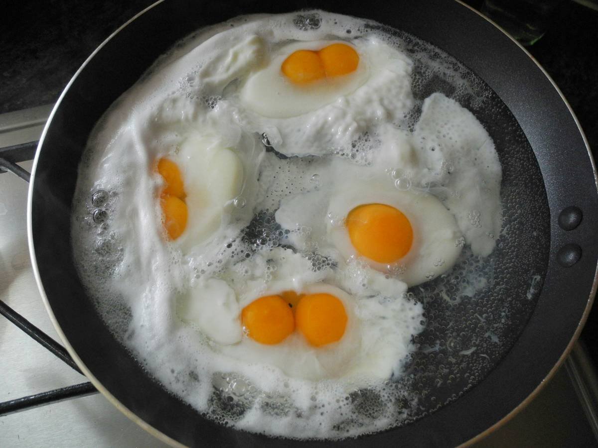 how to basic egg poaching with stainless steel egg poacher cups on stovetop
